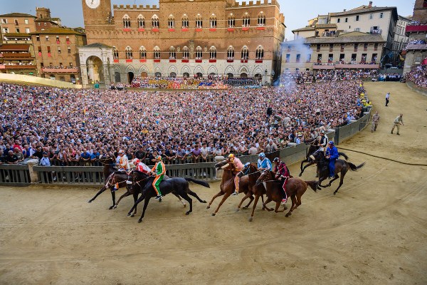 Palio di Siena horse race - Travel blog by Anastasia Bakker