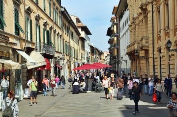 Shopping in Pisa Tuscany - Clothes & Luxury shopping - Souvenir shops